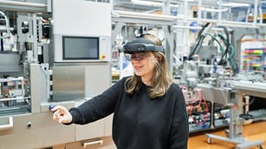 Mitarbeiterin nutzt eine HoloLens mit dem Körber Pharma Line Optimizer zur Optimierung von Produktionsprozessen in der Pharmaindustrie.