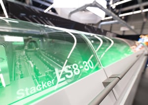 Nahaufnahme des Acrylglas-Covers der Hunkeler GEN8 EVO – Das innovative Industrial Design von Alphagate integriert eine grüne Beleuchtung, die den Bereitschaftsmodus der Maschine signalisiert.