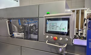 Moderne GEA-Verpackungsmaschine mit Touchscreen-Bedienoberfläche auf der IFFA 2025, mit Fokus auf intuitive Maschinensteuerung.
