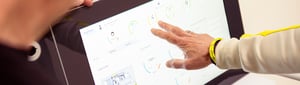 Interaktive Bedienung eines Multi-Frontend-HMI auf einem Touchscreen-Display.