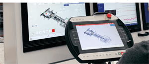 HMI-Bedienpanel und Monitor mit visualisierter Produktionslinie aus dem Andritz Soutec Projekt für eine intuitive Anlagensteuerung.